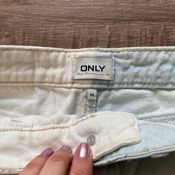 ONLY two-toned denim mini skirt, 5 pockets, light wash/white denim - Picture 2 of 3